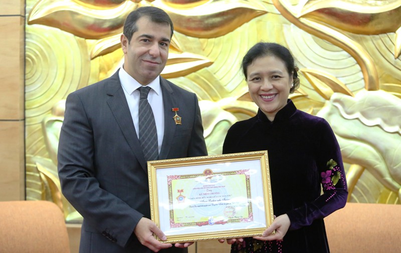 Trao kỷ niệm chương tặng Đại sứ Azerbaijan tại Việt Nam