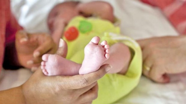 Có nên nới các quy định về mang thai hộ