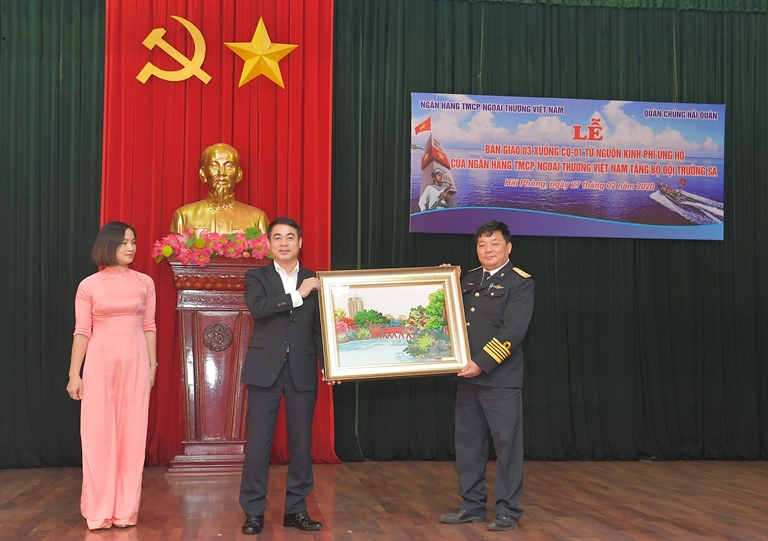 Vietcombank bàn giao 3 xuồng CQ-01 tặng bộ đội Trường Sa