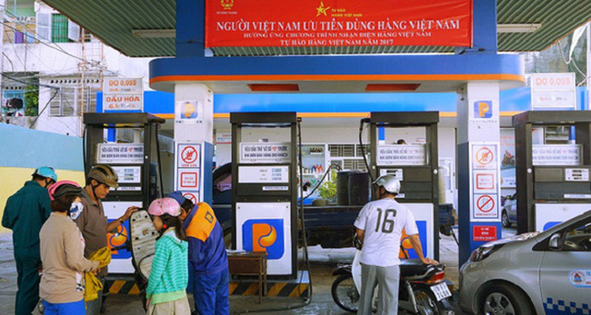 Giá xăng giảm xuống mức thấp nhất trong vòng 1 năm