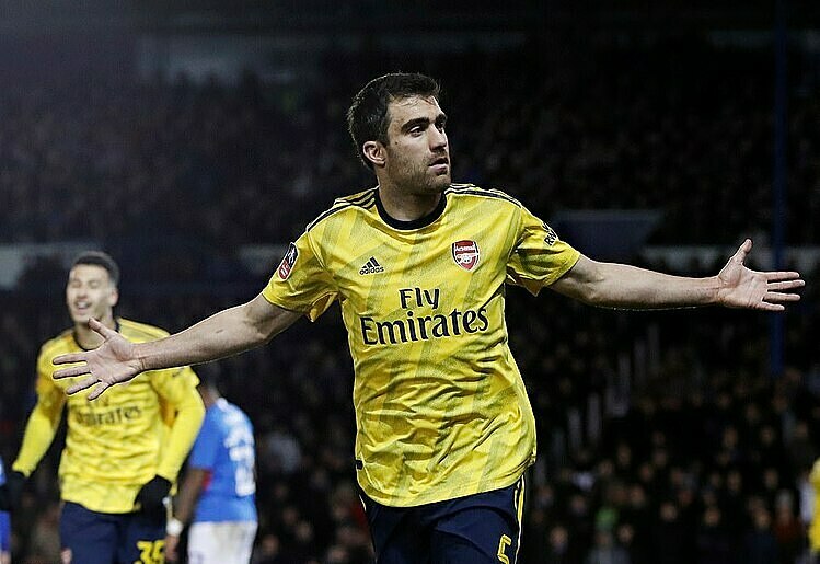 Arsenal đi tiếp tại FA Cup