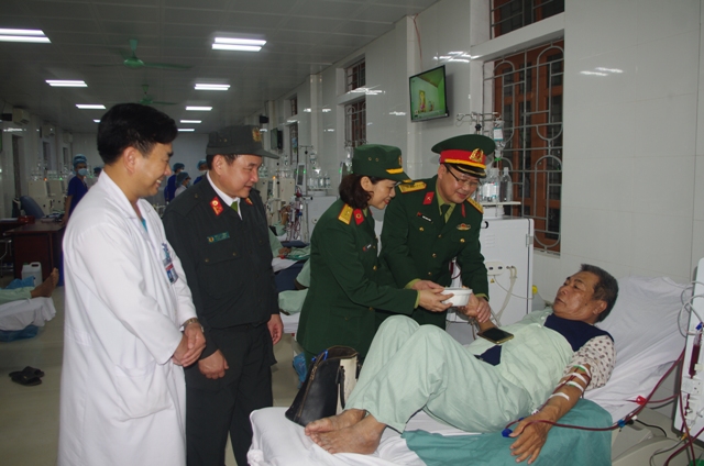 “Bát cháo tình thương” đến với bệnh nhân nghèo quân khu 4