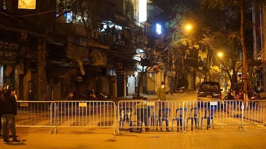 Giám sát chặt hằng ngày sức khỏe các hộ dân quanh nhà bệnh nhân thứ 17 nhiễm COVID-19