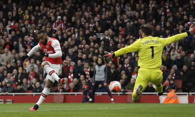 Arsenal thắng nhờ VAR, Spurs gây thất vọng
