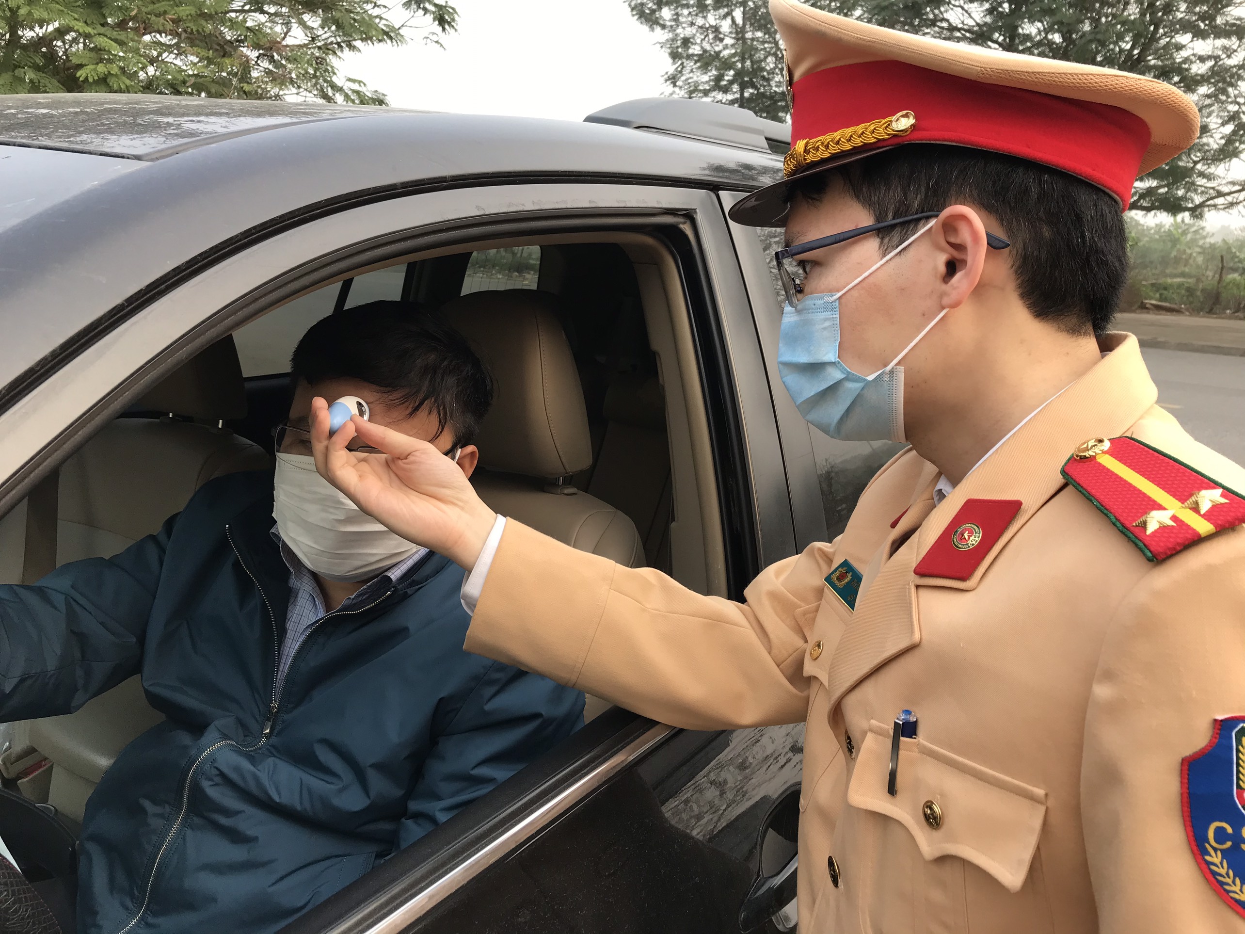 Cục Cảnh sát giao thông kiểm tra thân nhiệt cá nhân đến làm việc
