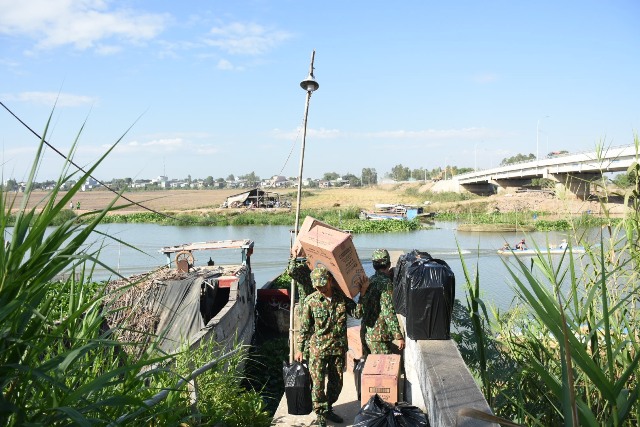 An Giang Bắt giữ 02 vụ buôn lậu đường và thuốc lá các loại
