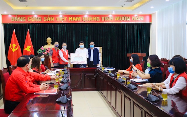 Hội Chữ thập đỏ hỗ trợ khẩu trang, nước rửa tay cho người dân quận Ba Đình