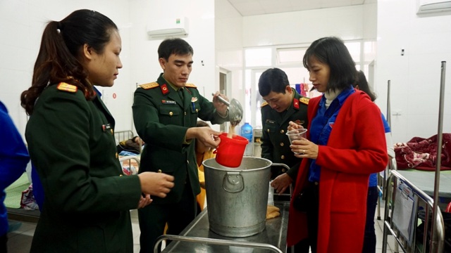 Bát cháo ấm áp nghĩa tình của Bộ đội Viện bốn