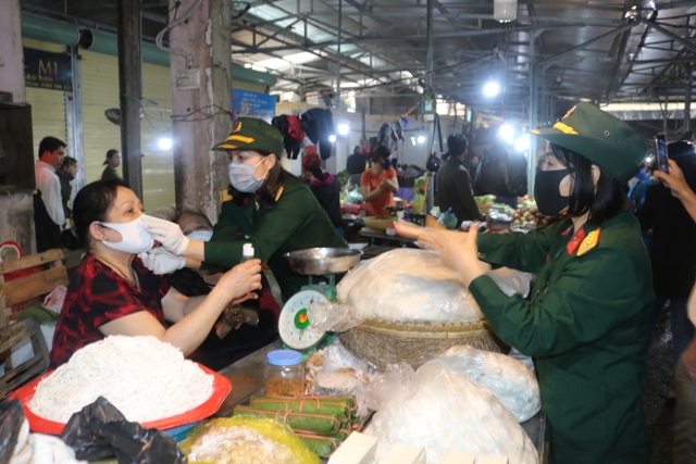 Nghệ An Cấp phát khẩu trang y tế và nước sát khuẩn tại một số khu chợ