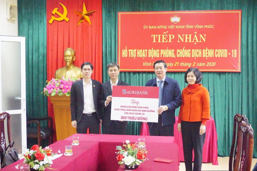 Cán bộ Agribank quyên góp ủng hộ nhân dân tỉnh Vĩnh Phúc 800 triệu đồng phòng chống dịch Covid-19