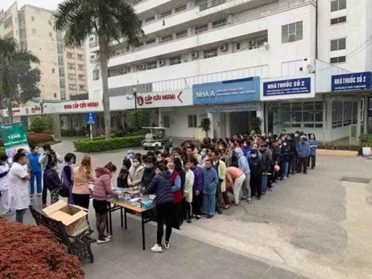 Tình người trong cơn bão” dịch