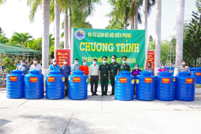 Tặng 350 bồn chứa nước cho nhân dân khu vực biên giới biển