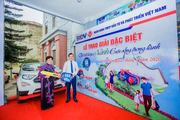 BIDV trao ô tô “Xanh” trị giá 689 triệu đồng cho khách hàng gửi tiền