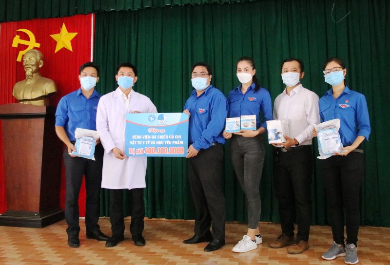Trao tặng vật tư y tế và nhu yếu phẩm trị giá 400 triệu đồng cho Bệnh viện dã chiến Củ Chi