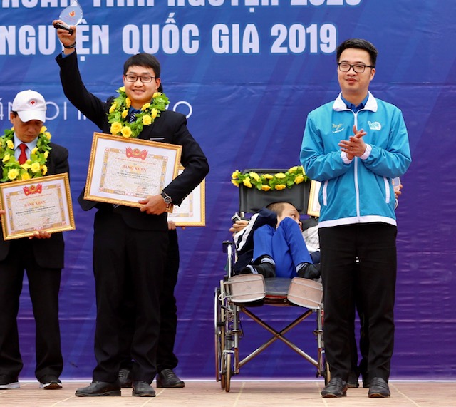 Bác sỹ trẻ tình nguyện giúp người dân địa bàn khó khăn