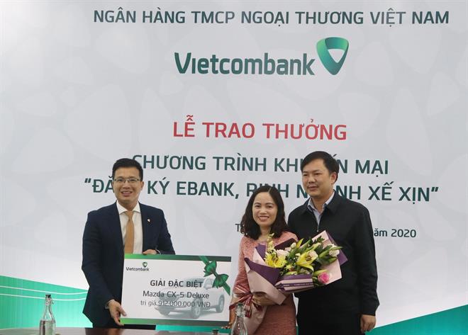 Vietcombank Nghi Sơn trao giải đặc biệt chương trình “Đăng ký Ebank- Rinh ngay xế xịn”