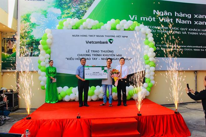 Vietcombank Sóc Trăng trao giải nhất chương trình “Kiều hối trao tay – Nhận ngay xế hộp”