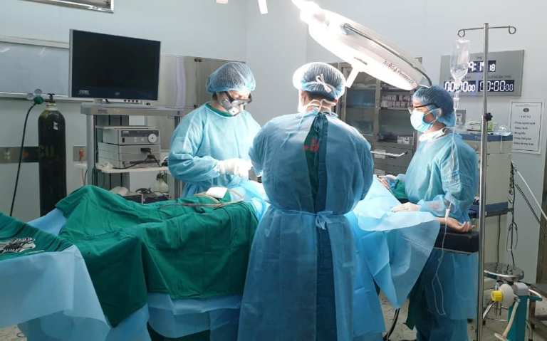 Mổ cấp cứu ruột thừa cho bệnh nhân trong khi cách ly