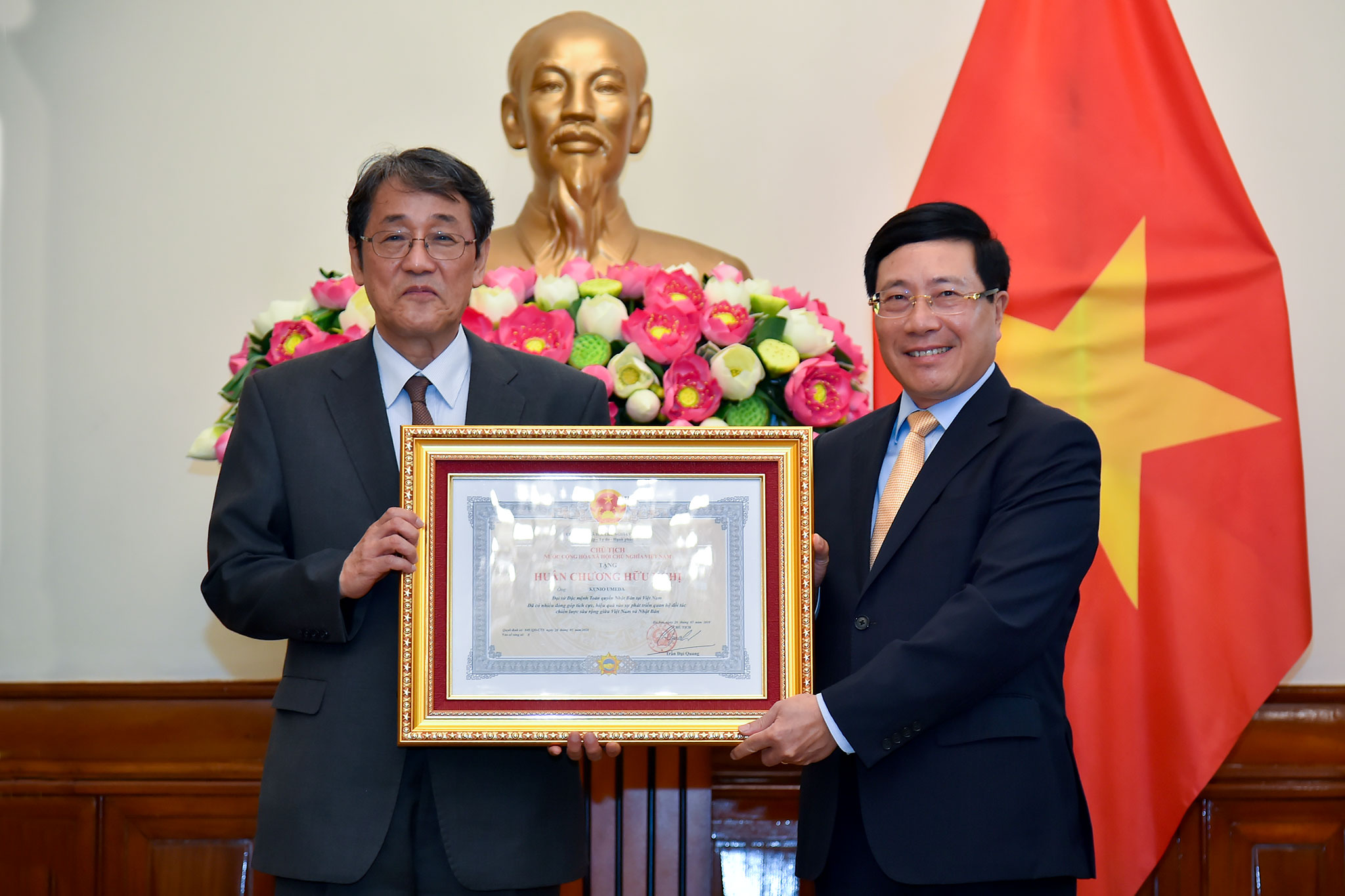 Trao Huân chương Hữu nghị tặng Đại sứ Nhật Bản tại Việt Nam