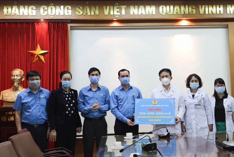 Động viên cán bộ y tế, chiến sĩ nơi tuyến đầu chống dịch
