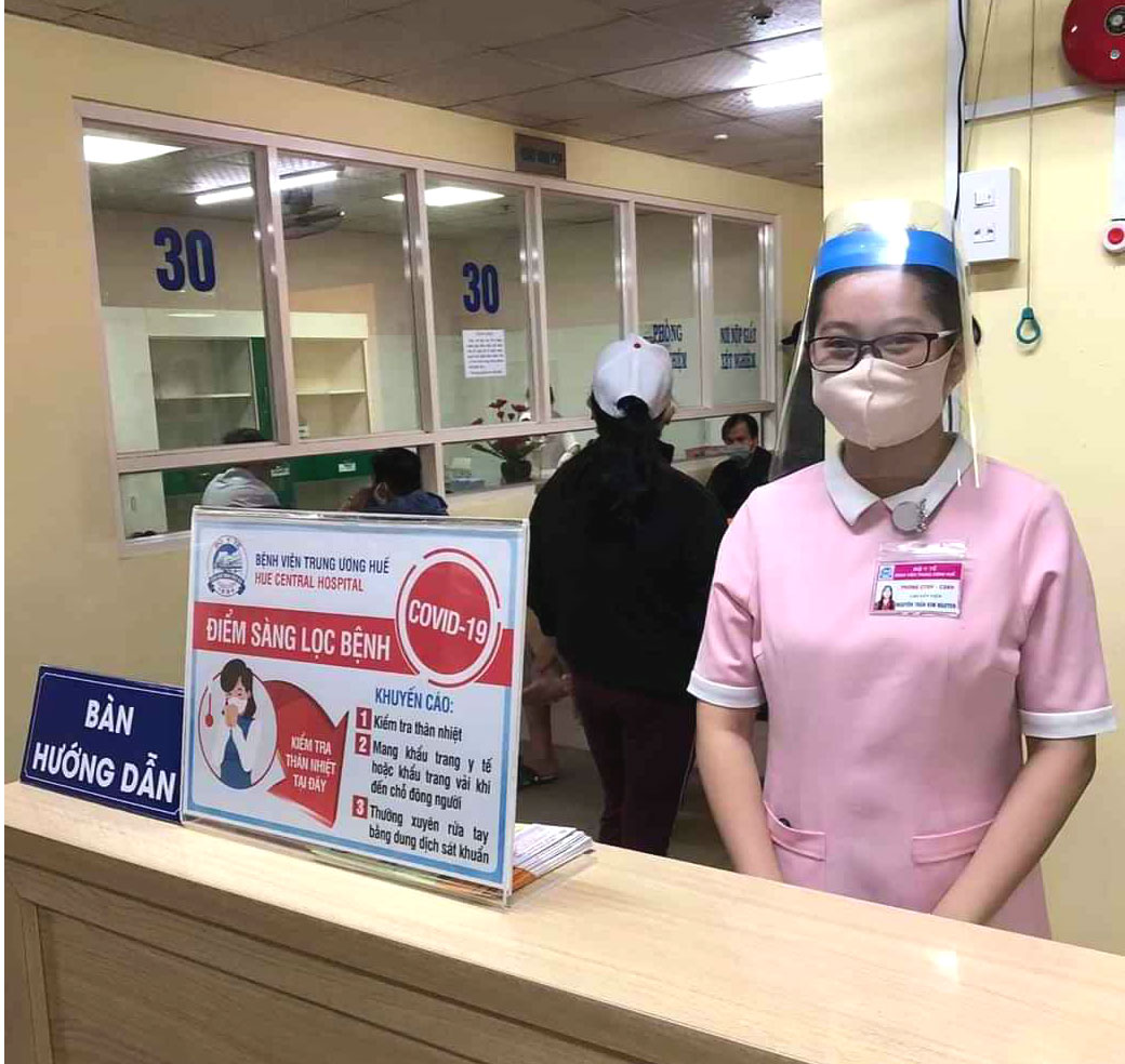 Tự sản xuất mặt nạ che giọt bắn siêu rẻ cho y bác sĩ tuyến đầu chống COVID-19