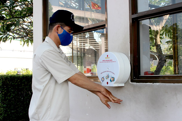 Thanh niên chế tạo thiết bị rửa tay sát khuẩn phòng dịch