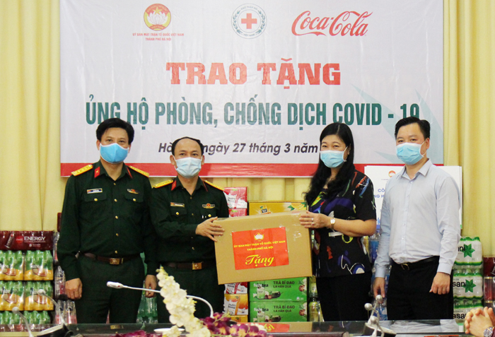 Trao tặng ủng hộ Trường Quân sự-Bộ Tư lệnh Thủ đô phòng, chống dịch COVID-19