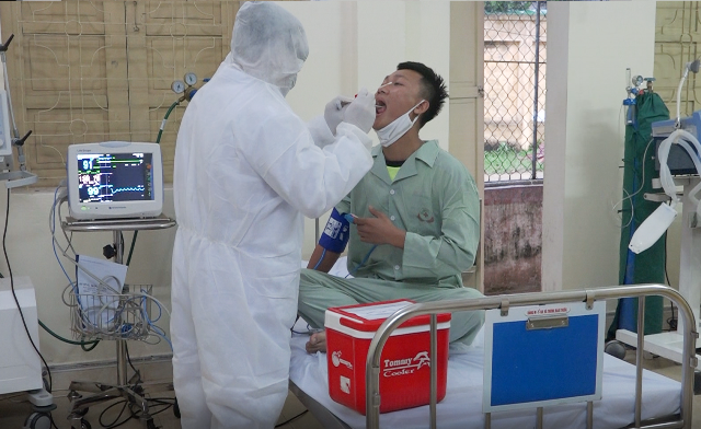 Người bác sĩ quân y xung kích phòng, chống dịch