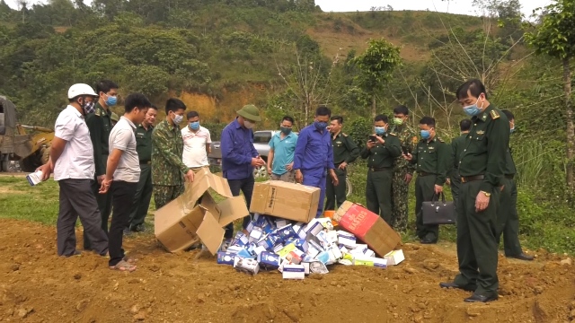 Tiêu hủy số lượng lớn khẩu trang giả và pháo hoa các loại