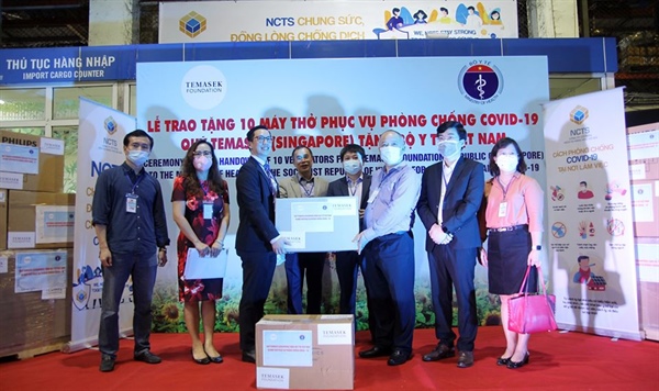 Tiếp nhận 10 máy thở viện trợ phòng, chống dịch COVID-19