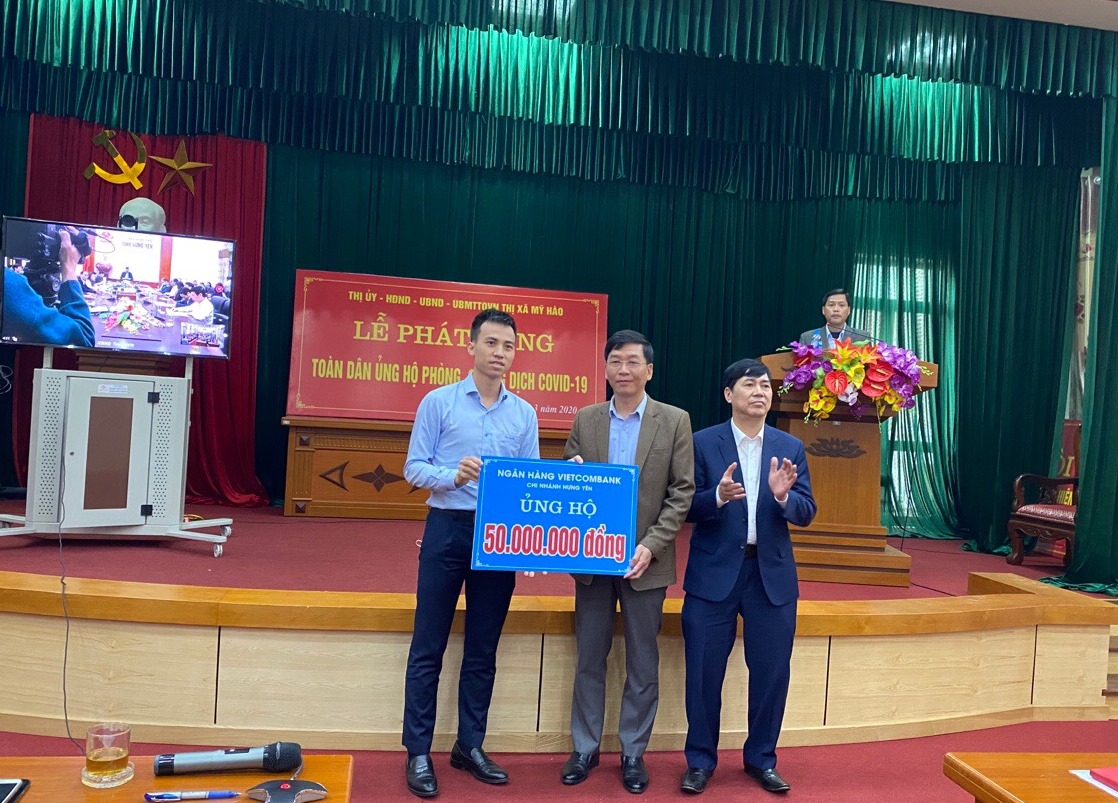 Vietcombank Hưng Yên ủng hộ 100 triệu đồng phòng chống dịch COVID-19