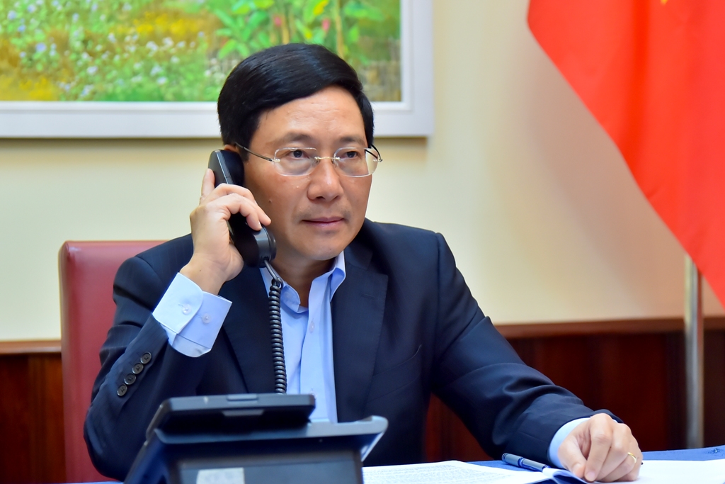 Phó Thủ tướng, Bộ trưởng Ngoại giao Phạm Bình Minh điện đàm với Bộ trưởng Ngoại giao Nhật Bản