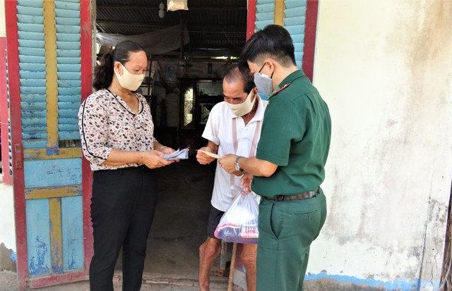May và cấp phát miễn phí 3000 khẩu trang cho nhân dân khu vực biên giới