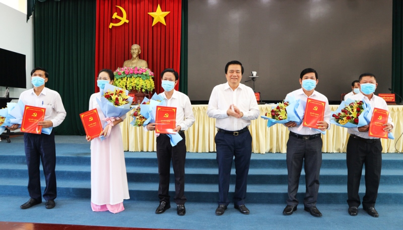 Long An Trao quyết định của Ban Bí thư chỉ định 5 đồng chí tham gia Ban Chấp hành Đảng bộ tỉnh