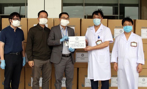Hội Thầy thuốc trẻ Việt Nam hỗ trợ vật tư, thiết bị y tế đến các bệnh viện tuyến đầu