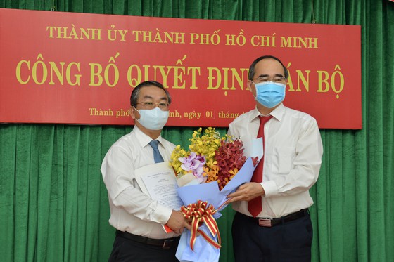 TP Hồ Chí Minh Trao quyết định Bí thư Đảng ủy khối Dân-Chính-Đảng và Bí thư Quận ủy quận 7