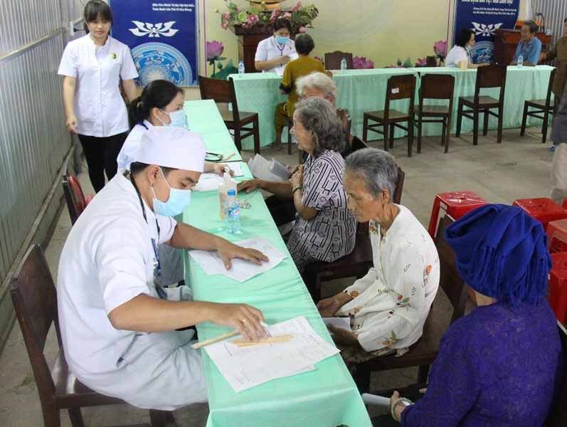 Hỗ trợ người cao tuổi, người có hoàn cảnh khó khăn do ảnh hưởng dịch COVID-19