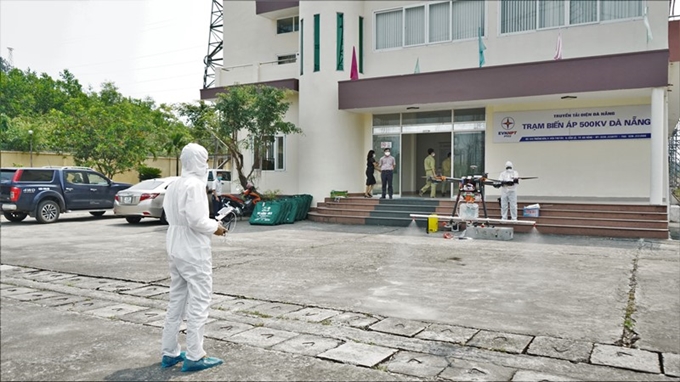 Sử dụng thiết bị bay phun thuốc khử khuẩn phòng chống dịch COVID-19