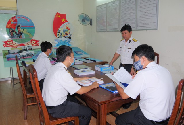 “Biển, đảo Tổ quốc và truyền thống 65 năm Hải quân nhân dân Việt Nam anh hùng”