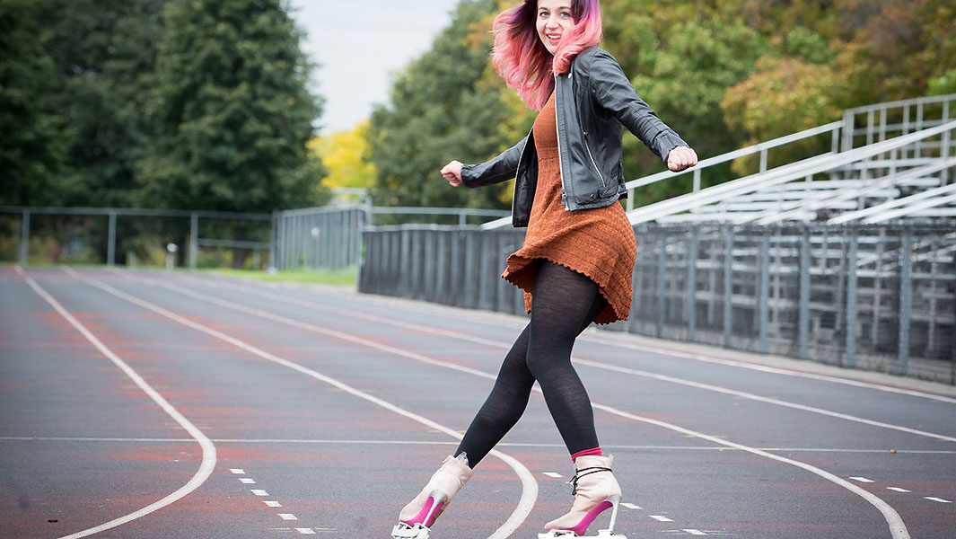 Vinh danh nghệ sỹ Canada có khả năng trượt lùi trên giày cao gót