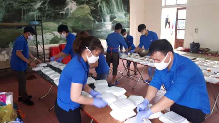 Những bữa cơm ấm áp tình người
