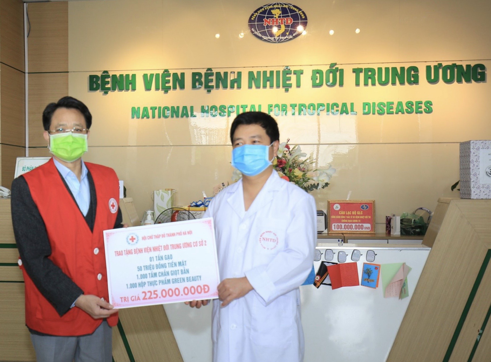 Thăm nhân viên y tế và cán bộ, chiến sỹ phòng, chống dịch COVID -19