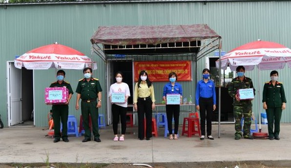 Kiên Giang trao tặng vật tư y tế tới lực lượng phòng, chống dịch ở biên giới