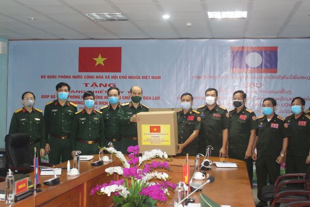 Hỗ trợ Bộ Quốc phòng Lào trang thiết bị y tế phòng, chống dịch COVID-19