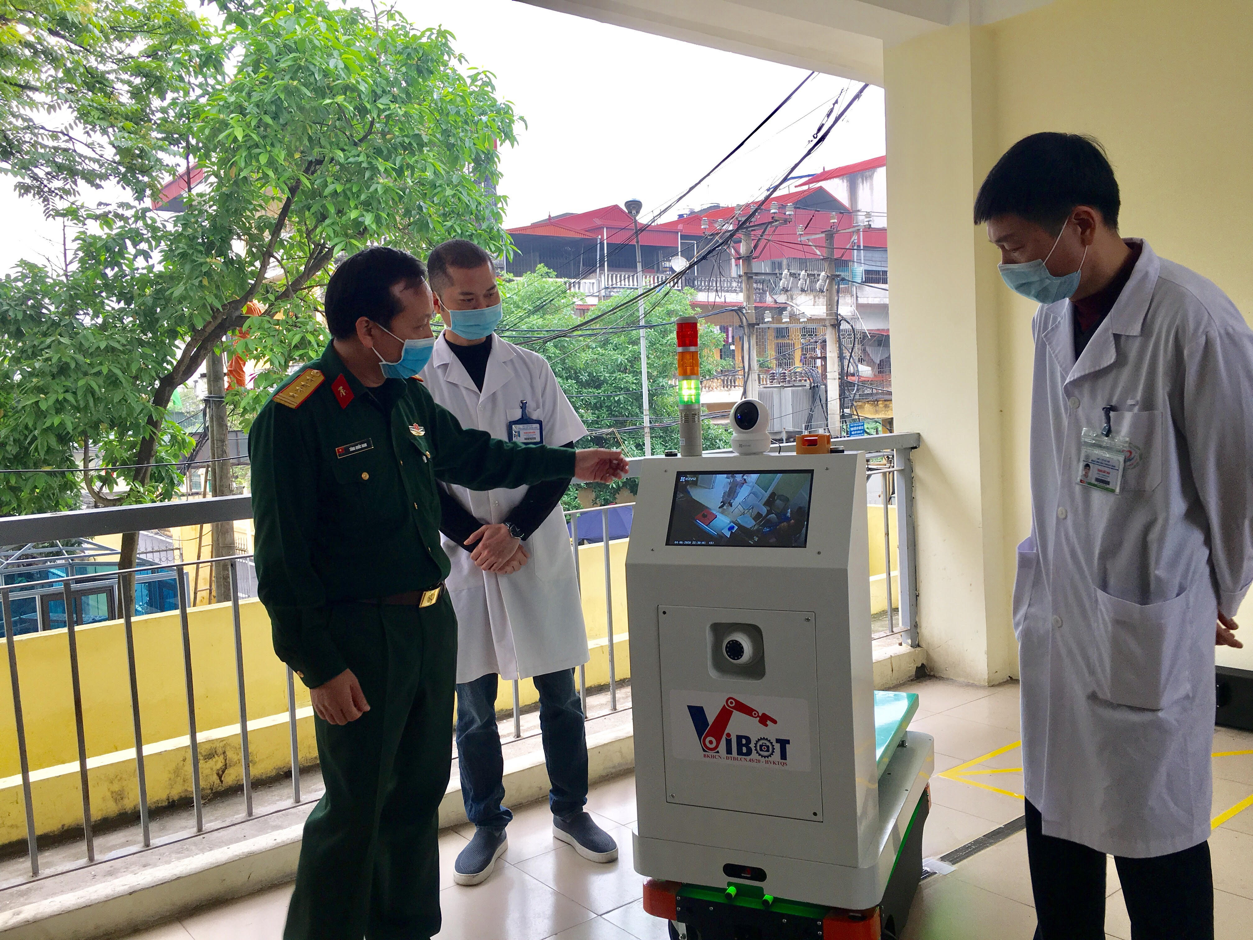 Chế tạo thành công robot vận chuyển trong khu vực cách ly