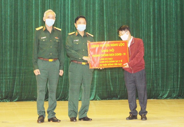 Tỉnh Nghệ An hỗ trợ Quân khu 4 kinh phí, vật chất phòng chống dịch COVID-19