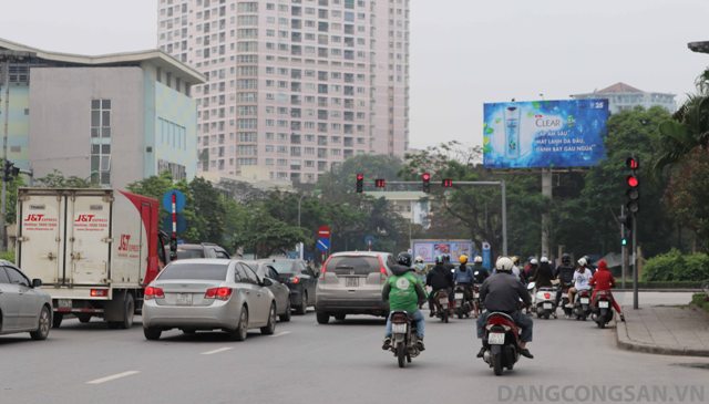 Quy định cách ly, dân vẫn vô tư ra đường
