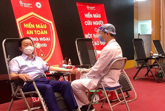 Cán bộ ngành TN MT tình nguyện hiến máu giữa mùa dịch COVID-19