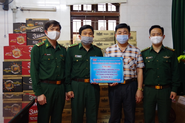 Trao quà ủng hộ Bộ đội Biên phòng Nghệ An phòng, chống dịch