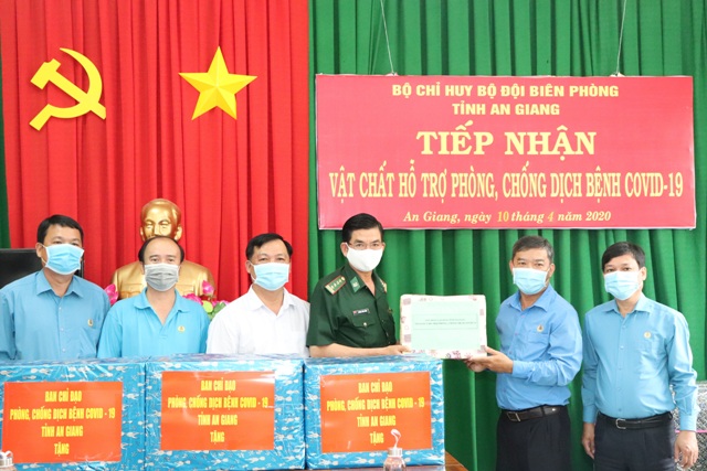Bộ đội Biên phòng An Giang tiếp nhận ủng hộ 755 triệu phòng chống dịch